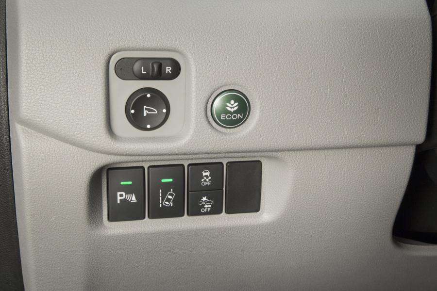 Детали интерьера Honda Pilot 2015 года  (фото 72 из 107)